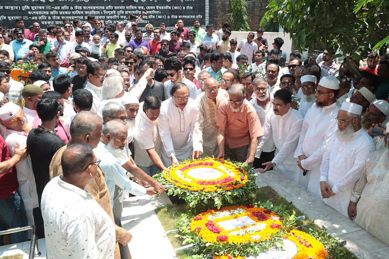 শহীদ এ এইচ এম কামরুজ্জামানের জন্মবার্ষিকী উপলক্ষে তার সমাধিতে শ্রদ্ধা  নিবেদন করেন এ এইচ এম খায়রুজ্জামান লিটনসহ আওয়ামী লীগের নেতৃবৃন্দ। আজ রাজশাহীর কাদিরগঞ্জ এলাকায়