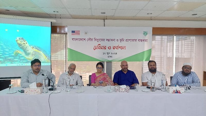 ‘বাংলাদেশে সৌরশক্তির সম্ভাবনা ও ভূমি প্রাপ্যতার বাস্তবতা’ শীর্ষক সেমিনারে উপস্থিত আলোচকেরা। আজ বুধবার রাজধানীর ওয়াইডব্লিউসিএ মিলনায়তনে এ আলোচনা সভা হয়