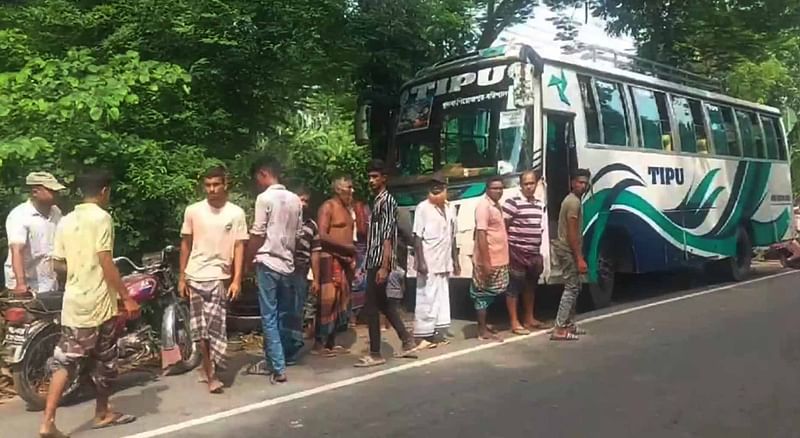 দুর্ঘটনার পর স্থানীয় লোকজন ঘটনাস্থলে ভিড় করেন। শনিবার সকালে বাগেরহাটের ফকিরহাট উপজেলার পিলজংগ ইউনিয়নের ধড়ের ব্রিজ এলাকায়