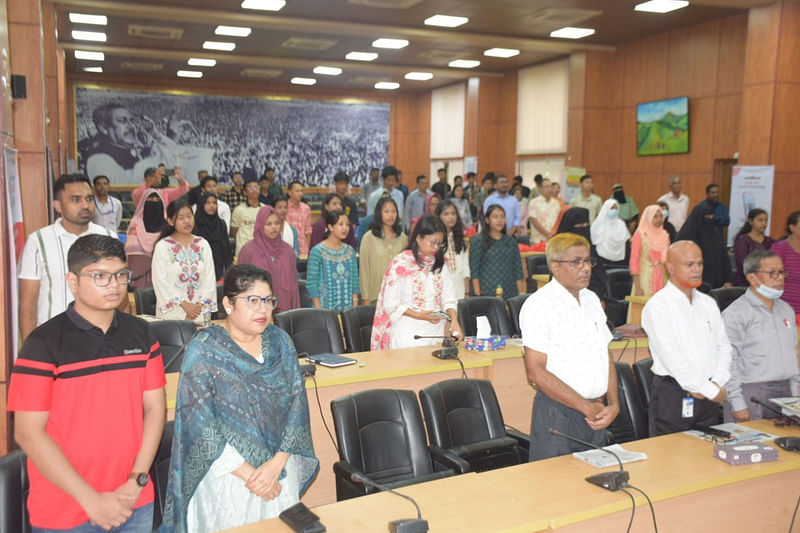 জাতীয় সংগীত পরিবেশনের মধ্য দিয়ে বান্দরবানে শুরু হয় শিখো–প্রথম আলো জিপিএ ৫ সংবর্ধনা অনুষ্ঠান। আজ সকাল ১০টায় বান্দরবান জেলা পরিষদ অডিটোরিয়াম প্রাঙ্গণে