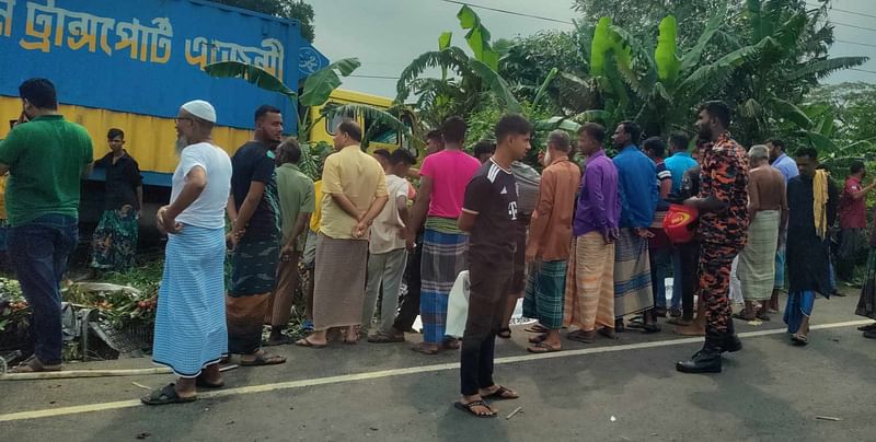 কুমিল্লা সদর দক্ষিণ উপজেলার সুয়াগাজি এলাকায় কাভার্ডভ্যানের পেছনে ধাক্কা দেয় লিচুবাহী ট্রাক। এতে দুজন নিহত হয়েছেন