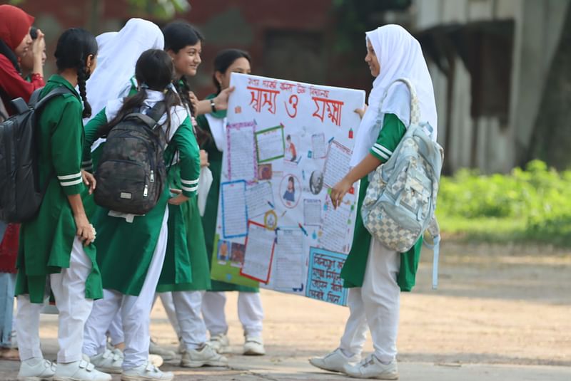 সকাল থেকেই দল বেঁধে রংপুর জিলা স্কুলে আসতে শুরু করে বিভিন্ন বয়সী শিক্ষার্থীরা।