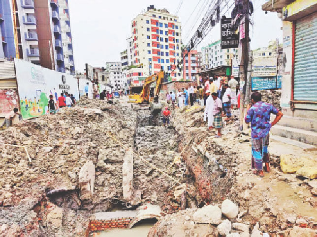 সড়ক সংস্কার ও নালা নির্মাণকাজের জন্য খোঁড়াখুঁড়ি চলছে। হাঁটার জায়গাটুকুও না থাকায় দুর্ভোগ পোহাচ্ছেন বাসিন্দারা। রাজধানীর উত্তরখানের শাহ্‌ কবির মাজার রোডের চালাবন এলাকা থেকে গত শুক্রবার দুপুরে তোলা