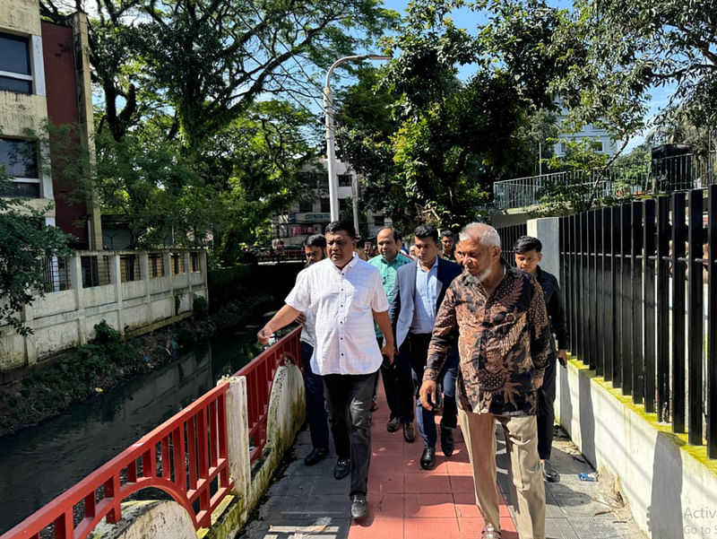 সিলেট নগরের বৈঠখাল ছড়া পরিদর্শনে বর্তমান মেয়র মো. আনোয়ারুজ্জামান চৌধুরী ও সাবেক মেয়র আরিফুল হক চৌধুরী। আজ শনিবার বেলা তিনটায়