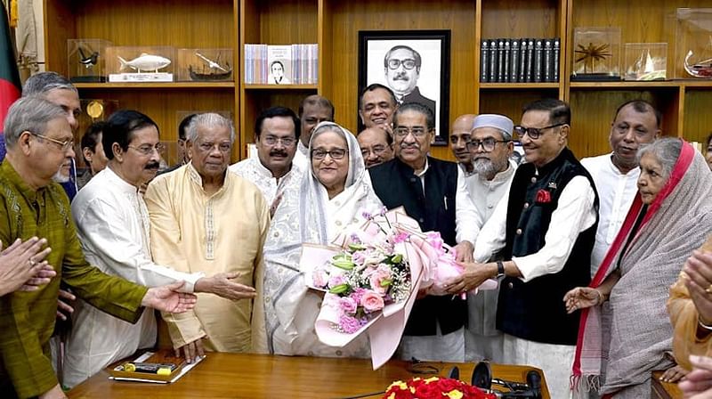 আওয়ামী লীগের সাধারণ সম্পাদক ওবায়দুল কাদেরসহ দলের শীর্ষ নেতারা প্রধানমন্ত্রী শেখ হাসিনাকে ফুল দিয়ে শুভেচ্ছা জানান