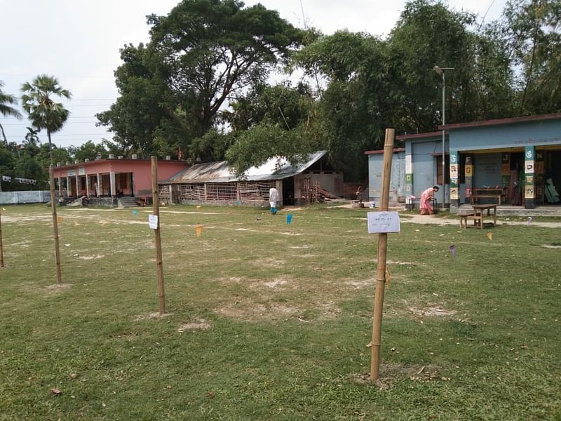 খুলনার ডুমুরিয়া উপজেলা পরিষদ নির্বাচনে ভোটারদের উপস্থিতি কম। আজ রোববার বেলা দেড়টার দিকে কমলপুর সরকারি প্রাথমিক বিদ্যালয় ভোটকেন্দ্রে