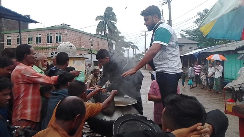 সুনামগঞ্জে বন্যার্তদের মধ্যে কোরবানির গরুর মাংস দিয়ে তৈরি করা খাবার বিতরণ করা হচ্ছে। গতকাল মঙ্গলবার বিকেলে শহরের হাছননগর এলাকায়