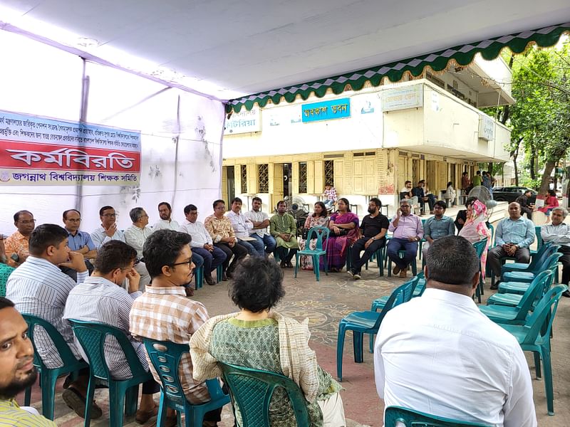 স্বতন্ত্র বেতন স্কেলের দাবিতে তৃতীয় দিনের মতো কর্মবিরতি পালন করেছেন জগন্নাথ বিশ্ববিদ্যালয়ের শিক্ষকেরা। দুপুর ১২টার পরে কেন্দ্রীয় শহীদ মিনারে অবস্থানের সময় বিভিন্ন অনুষদের ডিন, বিভাগের চেয়ারম্যান ও শিক্ষকেরা বক্তব্য দেয়