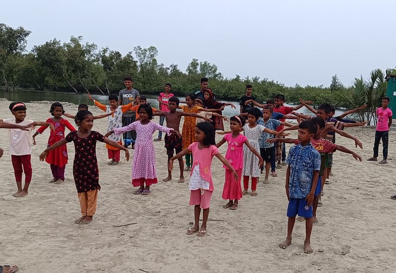 কপোতাক্ষ নদের পাড়ে শিশু–কিশোরদের নিয়ে গ্রামীণ নানা খেলার আয়োজন করে স্থানীয় একটি স্বেচ্ছাসেবী সংগঠন। মঙ্গলবার সকালে কয়রা উপজেলার গোবরা গ্রামে