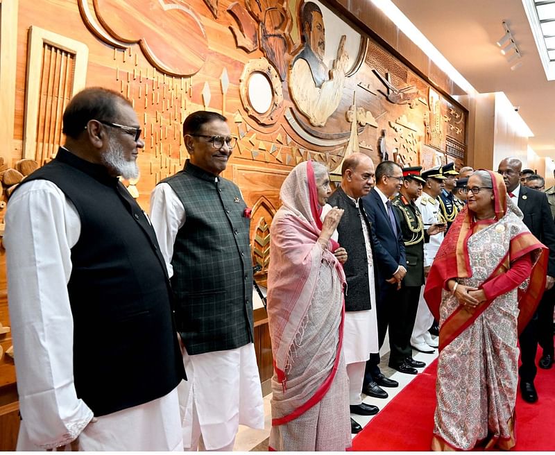 প্রধানমন্ত্রী শেখ হাসিনা আজ শুক্রবার দুই দিনের নয়াদিল্লি সফরে ঢাকা ত্যাগের প্রাক্কালে বিমানবন্দরে মন্ত্রিসভার সদস্যবৃন্দ, তিন বাহিনীর প্রধান ও ঊর্ধ্বতন কর্মকর্তারা তাঁকে বিদায় জানান