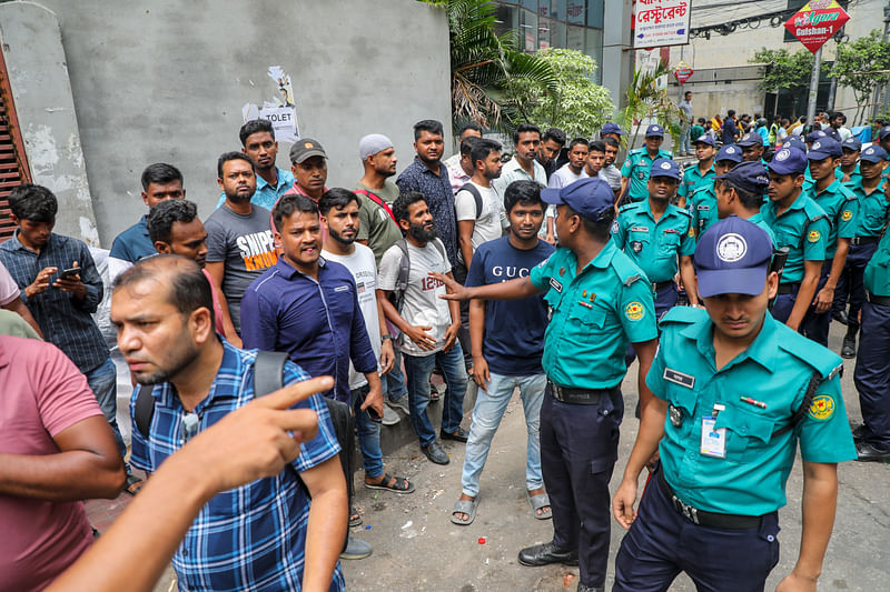 ভিসা না পাওয়ায় পাসপোর্ট ফেরত চেয়ে মানববন্ধন করেন ভুক্তভোগীরা। তবে তাঁদের সরিয়ে দেয় পুলিশ। রোববার রাজধানীর গুলশান-১ এলাকায়