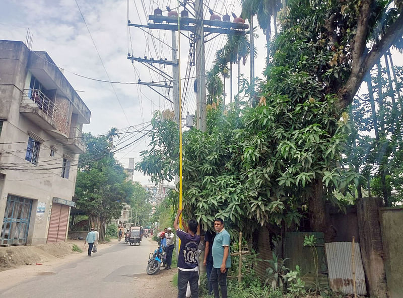 মানিকগঞ্জ পৌরসভার পানি শোধনাগারের বিদ্যুৎ সংযোগ বিচ্ছিন্ন করা হচ্ছে। আজ বৃহস্পতিবার দুপুরে পোড়রা এলাকায়