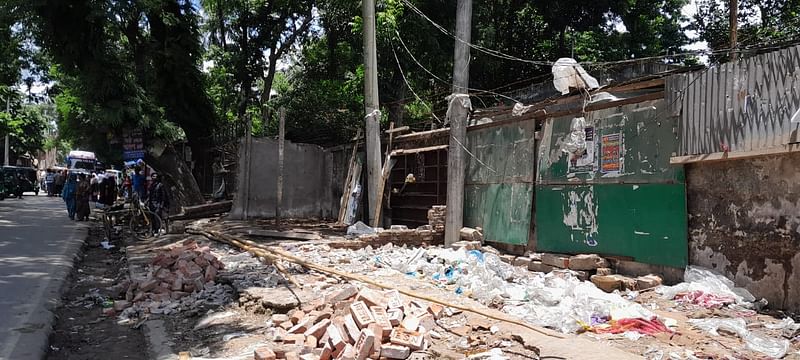 চট্টগ্রাম-কাপ্তাই সড়কের রাঙ্গুনিয়ার গোডাউন এলাকায় যানজটমুক্ত করতে  সড়ক ও জনপথ বিভাগের নোটিশের পর নিজেরা দোকানের মালামাল গুটিয়ে নিলে অবৈধ স্থাপনা গুঁড়িয়ে দেওয়া হয়। গতকাল দুপুরে