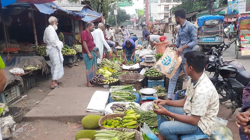 নেত্রকোনায় গত কয়েক দিনের ভারী বৃষ্টি ও বন্যার কারণে বাজারে সব ধরনের সবজির সরবরাহ কমে গেছে। আজ শুক্রবার সকালে শহরের জয়েরবাজারে