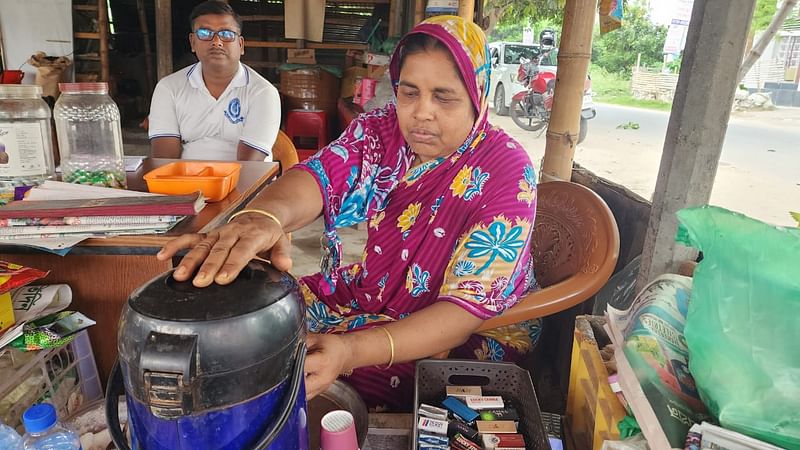 নিজের চায়ের দোকানে কাজে ব্যস্ত সেলিনা খাতুন। গত সোমবার রাজশাহী নগরের মহানন্দা আবাসিক এলাকার বঙ্গবন্ধু কলেজ মোড়ে