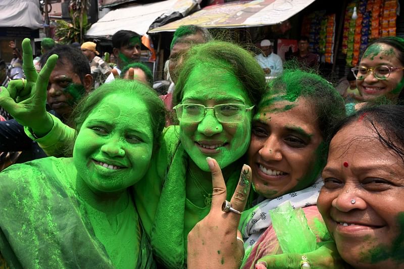 পশ্চিমবঙ্গে ফল ঘোষণায় এগিয়ে থাকার খবরে উৎসবে মেতে উঠেছেন তৃণমূলের সমর্থকেরা। ৪ জুন কলকাতায় মমতার বাড়ির বাইরে