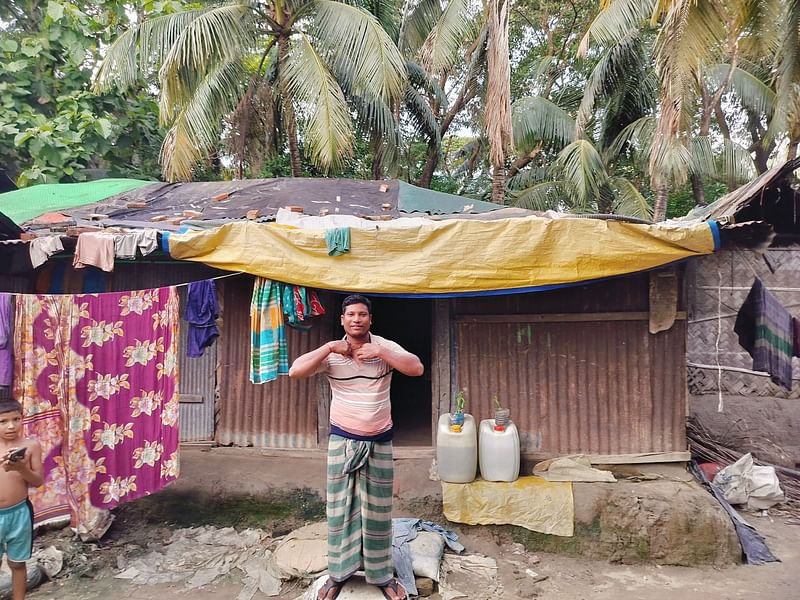 গৌর জলদাসের ঘরের চালের ফুটো ঢাকতে দেওয়া হয়েছে প্লাস্টিক। গত মঙ্গলবার বিকেলে চট্টগ্রামের সীতাকুণ্ডের কুমিরা উত্তর জেলে পাড়া এলাকায়