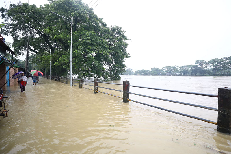 পাহাড়ি ঢল ও ভারী বৃষ্টিতে প্লাবিত হয়েছে সিলেট নগরের শেখঘাট–কলাপাড়া এলাকা। আজ বুধবার সকালে