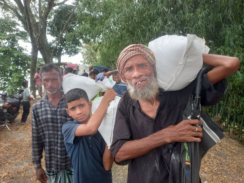 সুনামগঞ্জে প্রথম আলো ট্রাস্টের ত্রাণ পেয়ে খুশি বন্যার্ত আবদুশ শহীদ। মঙ্গলবার দুপুরে দোয়ারাবাজার উপজেলার নোয়াগাঁও এলাকায়