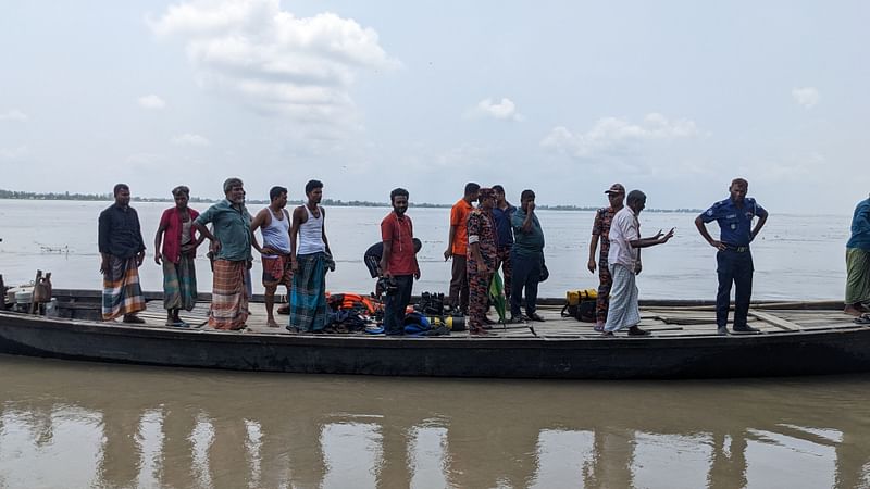 কুড়িগ্রামে তিস্তায় নৌকাডুবির ঘটনার 
আরেক শিশুর লাশ উদ্ধার হয়েছে। এখনো নিখোঁজ আছেন চারজন। গত বুধবার সন্ধ্যায় উপজেলার বজরা ইউনিয়নের খামার দামারহাটের তিস্তা খেয়াপাড় এলাকায় ওই নৌকাডুবির ঘটনা ঘটে