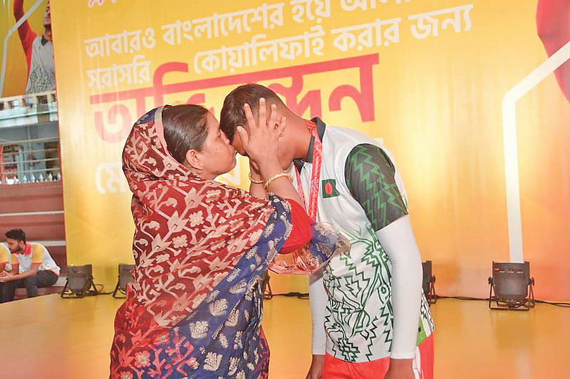 আর্চার সাগর ইসলামের সঙ্গে মা সেলিনা খাতুন। ২৭ জুন আর্চার ফেডারেশন আয়োজিত সংবর্ধনা অনুষ্ঠানে