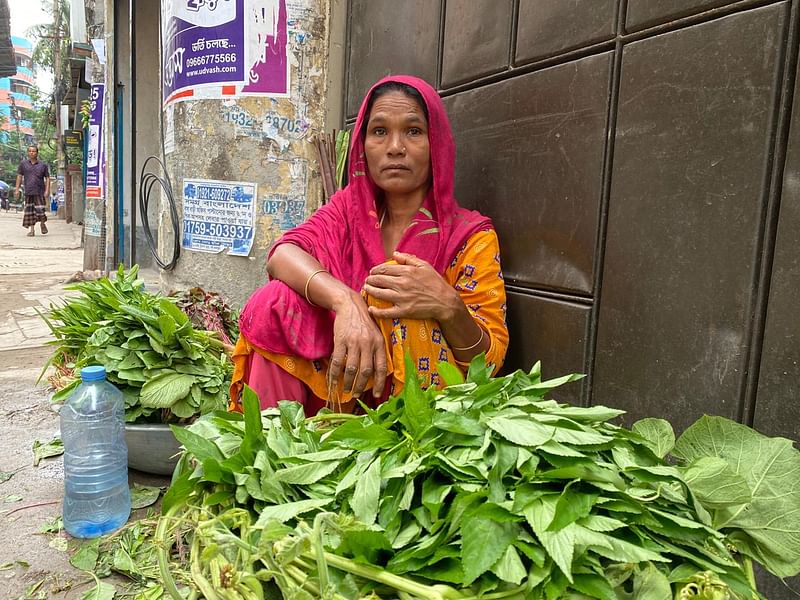 শুকবাসী শাক বেচে বেঁচে আছেন, কোনোমতে। এক পয়সাও চালান নেই তাঁর।