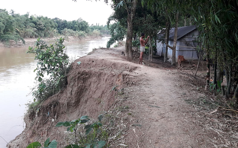 তীরবর্তী বাড়ি থেকে ধলাই নদের পানি ১০ ফুট দূরে আছে। যেকোনো সময় নদীর গর্ভে তলিয়ে যেতে পারে ঘর। গতকাল শনিবার বিকেলে তোলা