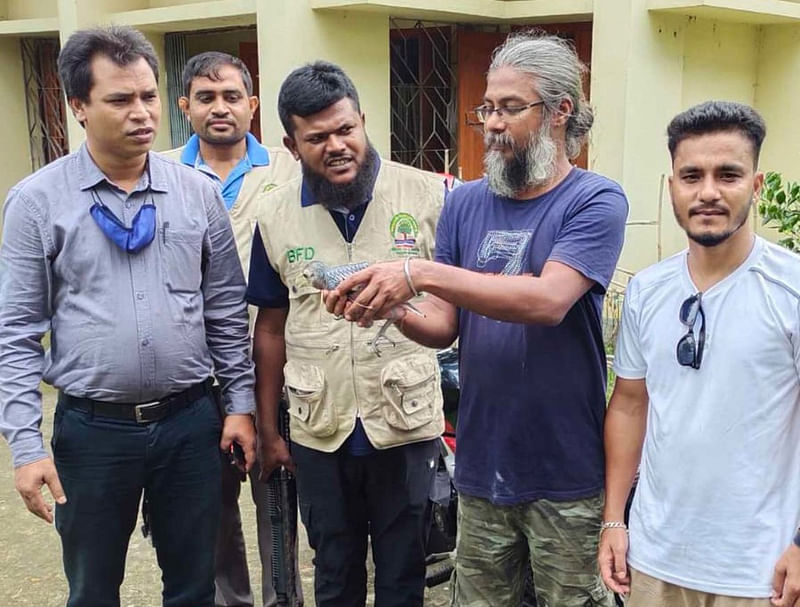 আজ বৃহস্পতিবার মৌলভীবাজারের বন্য প্রাণী ব্যবস্থাপনা ও প্রকৃতি সংরক্ষণ বিভাগের শ্রীমঙ্গল রেঞ্জ কার্যালয় প্রাঙ্গণে উদ্ধার করা ধনেশ পাখি