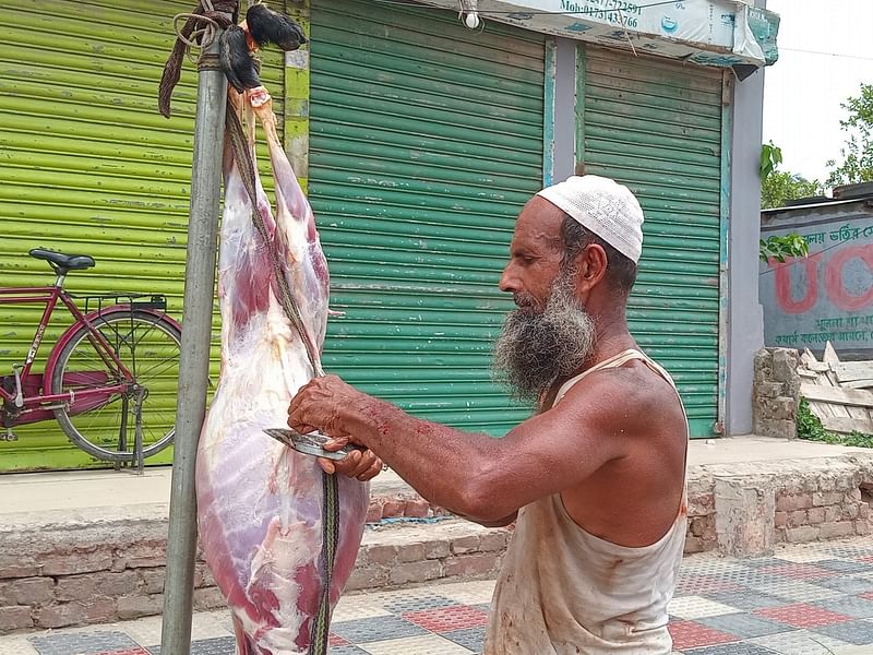 পার্টটাইম কসাইয়ের কাজ করেন আবদুস সালাম। আজ দুপুরে খুলনা নগরের শেরেবাংলা রোডে