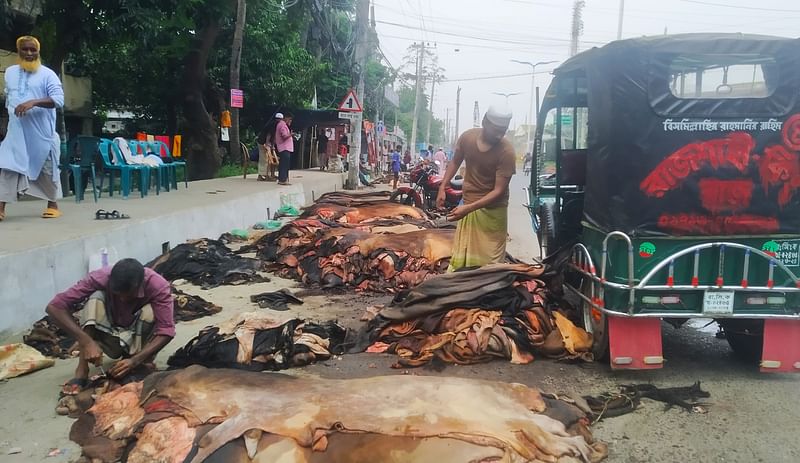 রাজশাহী নগরের রেলগেট এলাকায় চামড়ার বেচাকেনার হাট বসে। সোমবার বিকেলে