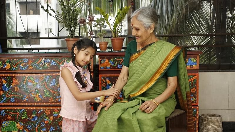 যেসব শিশু তাদের নানা বা নানি, দাদা বা দাদির সঙ্গে বড় হয়েছে, তাদের মস্তিষ্কের বিকাশ ঘটেছে তুলনামূলক ইতিবাচকভাবে