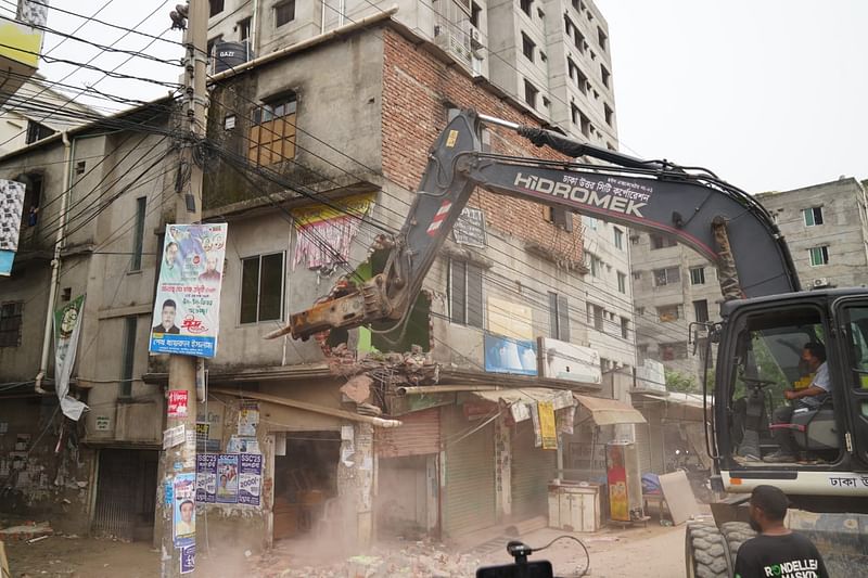 সড়কের জায়গা দখল করে বানানো ছয়টি ভবনের অবৈধ অংশ এক্সকাভেটর (খননযন্ত্র) দিয়ে ভেঙে ফেলা হয়