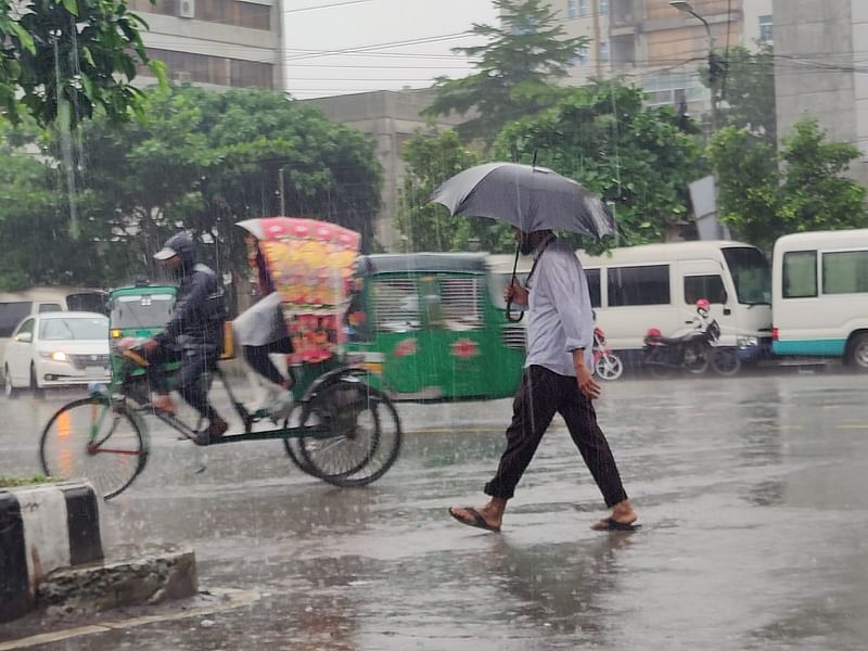 রাজধানীতে বৃষ্টি নেমেছে। বৃষ্টিতে ভোগান্তিতে পড়েছে পথচারীরা। আগারগাঁও, ৬০ ফিট, ঢাকা, ৩০ জুন