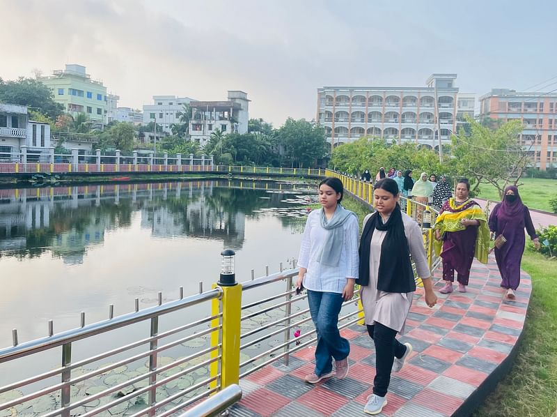 কোনো ধরনের আনুষ্ঠানিকতা ছাড়াই শুরু হয় ‘চলেন হাঁটি’ কর্মসূচি। প্রথম দিনে  প্রায় ১০০ জন নারী-পুরুষ এতে যোগ দেন। আজ সকালে