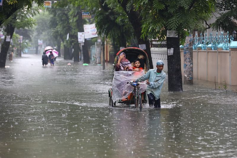 পাহাড়ি ঢল ও ভারী বৃষ্টিতে সিলেট নগরের বিভিন্ন এলাকার মানুষ পানিবন্দী অবস্থায় আছে। পানি মাড়িয়েই চলাচল করছে সবাই। আজ বুধবার সকালে সিলেট নগরের শাহজালাল উপশহর এলাকায়