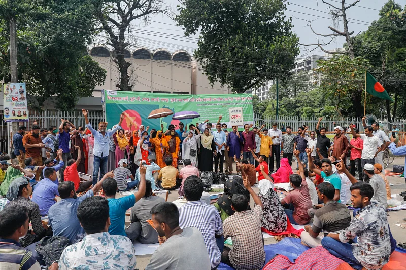 এমপিওভুক্তির দাবিতে প্রতিবন্ধী বিদ্যালয়ের শিক্ষকদের অবস্থান কর্মসূচি