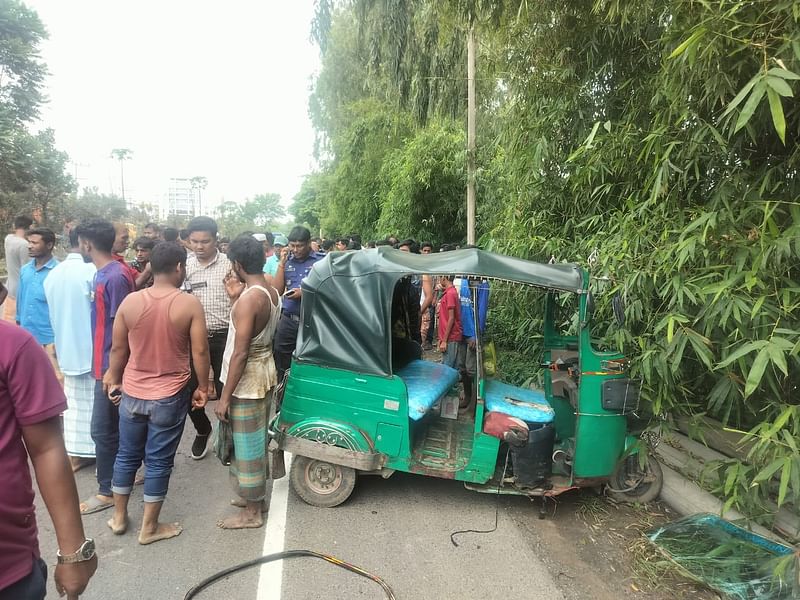 পালানোর চেষ্টার সময় দুর্ঘটনার কবলে পড়ে যানটি। আজ দুপুরে কুমিরা ইউনিয়নের মগপুকুর এলাকায় ঢাকা-চট্টগ্রাম মহাসড়কের ঢাকামুখী লেনে