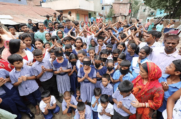 স্কুলপড়ুয়া ছেলেমেয়েরা বুলডোজারের সামনে গিয়ে সিটি করপোরেশনের কর্মকর্তাদের সামনে হাতজোড় করে মিনতি করেছে, তাদের যেন উচ্ছেদ না করা হয়।