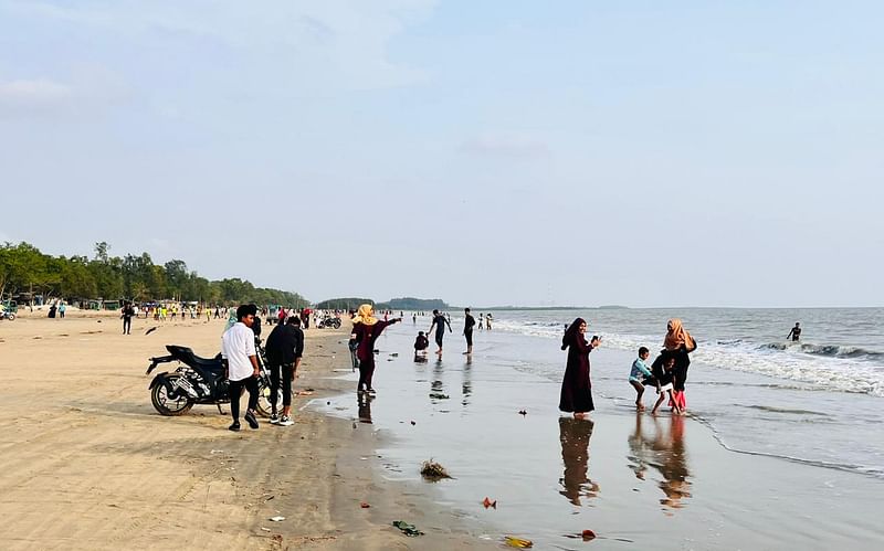 বাঁশখালীর বাহারছড়া সৈকতে দিন দিন বাড়ছে দর্শনার্থীর সংখ্যা। সম্প্রতি তোলা