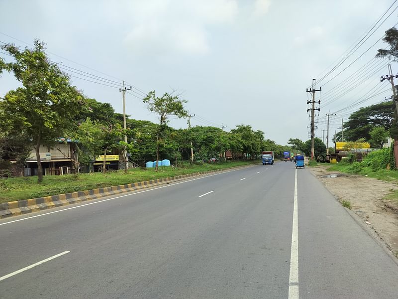 ঢাকা-চট্টগ্রাম মহাসড়কের সীতাকুণ্ড অংশে কোনো যানজট নেই। গাড়ি চলাচল করছে নির্বিঘ্নে। শনিবার সকাল ১০টার দিকে উপজেলার ভাটিয়ারী ইউনিয়নের বানুর বাজার এলাকায়