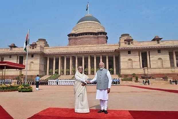 ভারতের রাষ্ট্রপতি ভবনের সামনে দেশটির প্রধানমন্ত্রী নরেন্দ্র মোদি বাংলাদেশের প্রধানমন্ত্রী শেখ হাসিনাকে উষ্ণ অভ্যর্থনা জানান। ২২ জুন, ভারতের দিল্লিতে