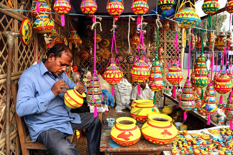 মাটির হাড়িতে রঙ করা হচ্ছে