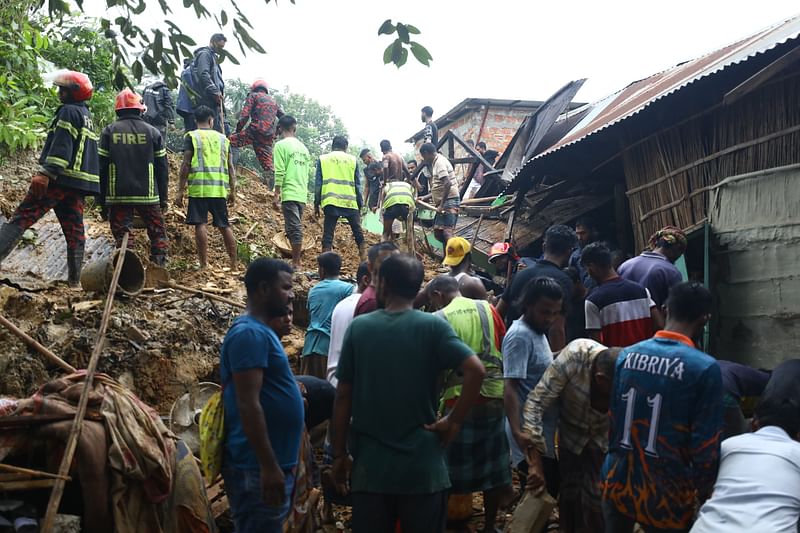 টিলাধসে মাটিচাপা পড়া সাতজনের মধ্যে চারজনকে উদ্ধার করা গেলেও ওই পরিবারের এক দম্পতি ও তাঁদের দুই বছরের শিশু মাটিচাপা অবস্থায় আছে। আজ সকালে সিলেট নগরের চামেলীবাগ এলাকায়