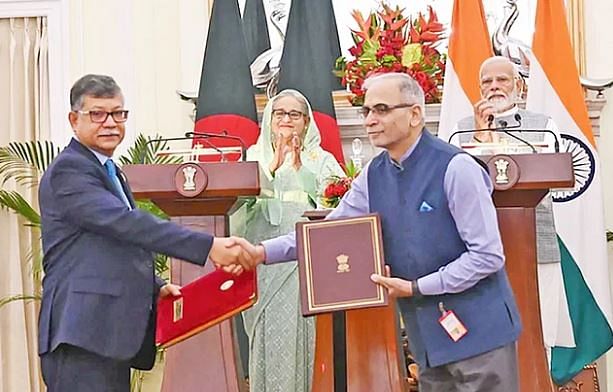 বাংলাদেশের প্রধানমন্ত্রী শেখ হাসিনা ও ভারতের প্রধানমন্ত্রী নরেন্দ্র মোদির উপস্থিতিতে ঢাকা ও নয়াদিল্লি ১০টি সমঝোতা স্মারক স্বাক্ষর করে