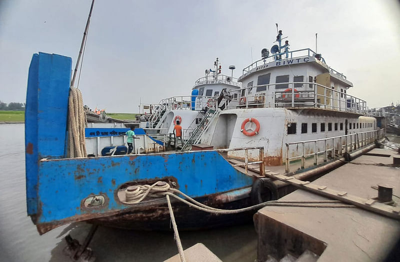 নোয়াখালীর হাতিয়ার চেয়ারম্যান ঘাটে নোঙর করে আছে সিট্রাক। বৈরী আবহাওয়ার কারণে যাত্রীবাহী এই নৌযান এখন চলাচল করছে না