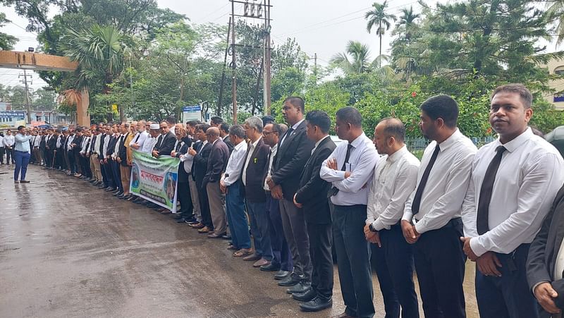 সুনামগঞ্জে পরাজিত চেয়ারম্যান প্রার্থীর ওপর হামলার প্রতিবাদে আইনজীবীদের মানববন্ধন। আজ সোমবার সকালে শহরের আইনজীবী সমিতি ভবনের সামনের সড়কে