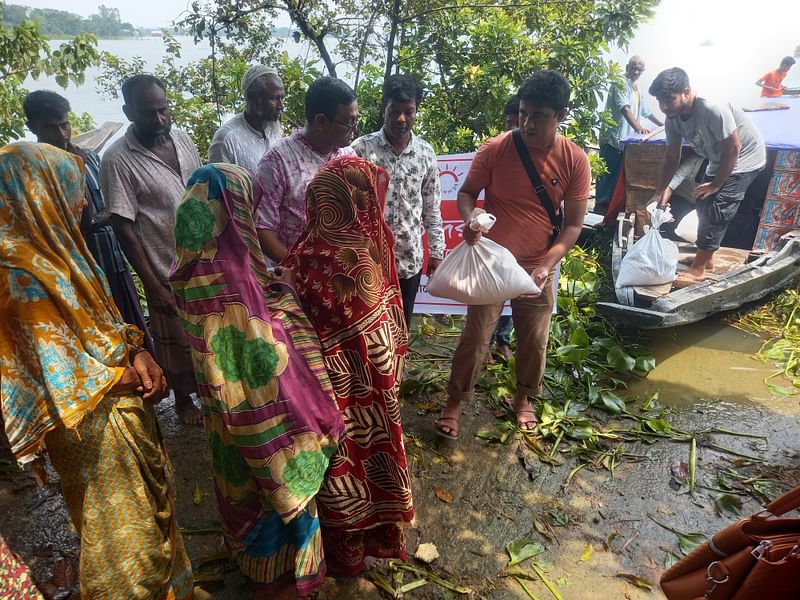 প্রথম আলো ট্রাস্টের উদ্যোগে সুনামগঞ্জের দুটি গ্রামের ১০০ বন্যার্ত পরিবারকে ত্রাণসহায়তা দেওয়া হয়। সোমবার দুপুরে সদর উপজেলার দেখার হাওরপাড়ের ইসলামপুর গ্রামে