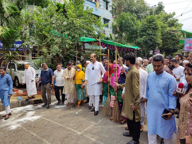 মিরপুরে শেরেবাংলা স্টেডিয়ামের এক নম্বর ফটকের বিপরীতে আনুষ্ঠানিকভাবে কোরবানির বর্জ্য অপসারণ কাজের উদ্বোধন করেন মেয়র আতিকুল ইসলাম। এ সময় তিনি কোরবানির কার্যক্রম পরিদর্শন করেন এবং পরিচ্ছন্নতাকর্মীদের সঙ্গে শুভেচ্ছা বিনিময় করেন