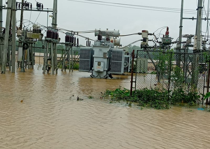 প্লাবিত হয়েছে বিদ্যুৎ উন্নয়ন বোর্ডের উপকেন্দ্র। বুধবার বিকেলে মৌলভীবাজারের জুড়ীর রানীমোড়া এলাকায়