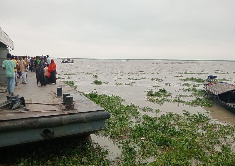 ভারী বৃষ্টি ও উজান থেকে নেমে আসা ঢলে ব্রহ্মপুত্র নদের পানি বেড়েছে। আজ বৃহস্পতিবার সকালে গাইবান্ধার ফুলছড়ি উপজেলার কঞ্চিপাড়া ইউনিয়নের বালাসীঘাট এলাকায়